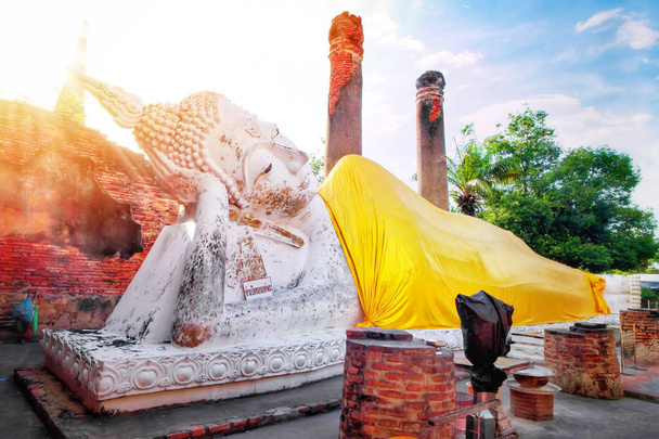 Gran estatua de buda de cemento blanco con un abrigo amarillo y pagoda con luz solar en Wat Yai Chaimongkol (Chaimongkhon), Phra Nakhon Si Ayutthaya, Tailandia. Hermosa ciudad histórica en templo buddhism
 - Foto, imagen