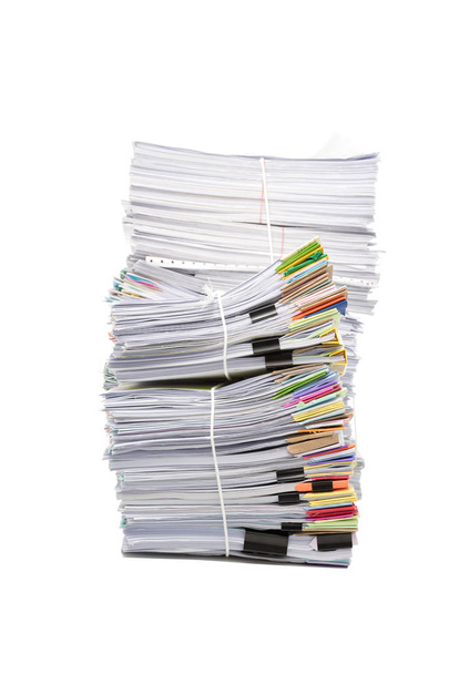 Stos papierów dokumentów biznesowych na białym tle - Zdjęcie, obraz