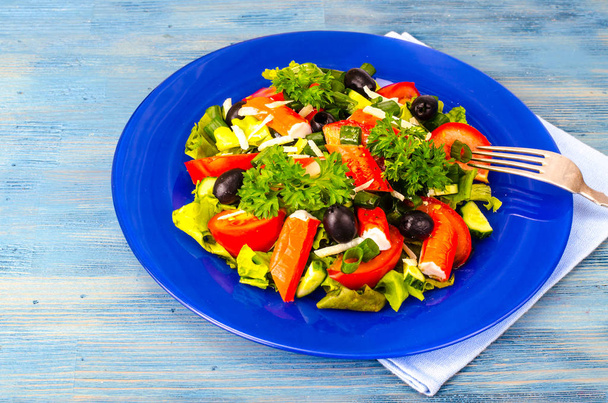 Ensalada de verduras con aceitunas y palitos de cangrejo. Estudio foto
 - Foto, Imagen
