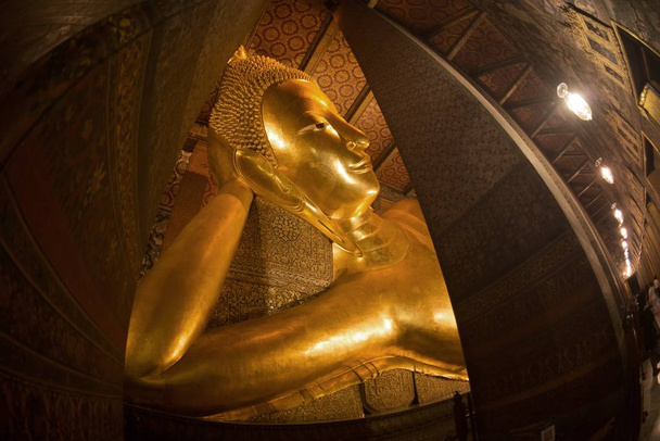 The largest the reclining Buddha were built in 1832 represents the entry of Buddha into Nirvana and the end of all reincarnations at Wat Pho ( its official name is Wat Phra Chetuphon Vimolmangklararm Rajwaramahaviharn ) in Bangkok, Thailand.  - Foto, afbeelding