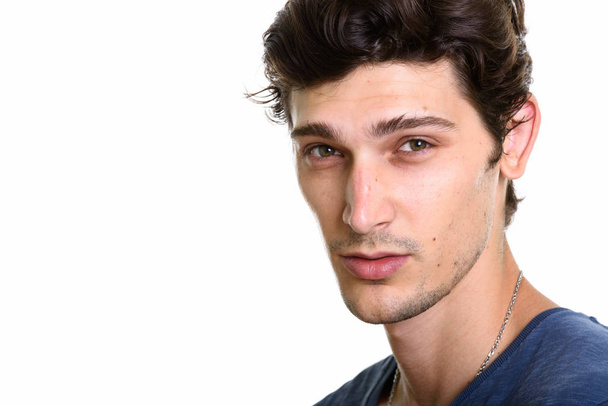 Fiatal jóképű brazil férfi keresi a kamera arc - Fotó, kép