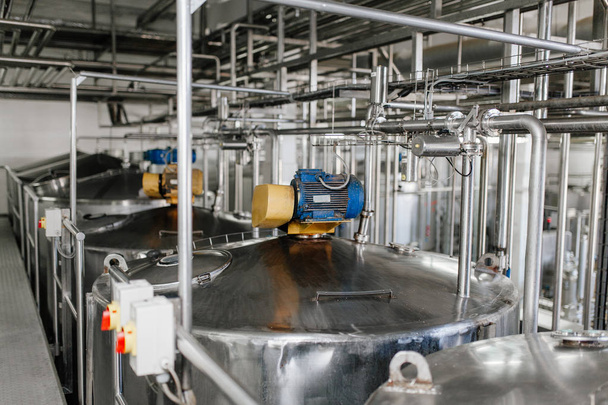Producción de leche y yogur en la planta. Unidades metálicas y tanques para almacenamiento y transporte
. - Foto, Imagen