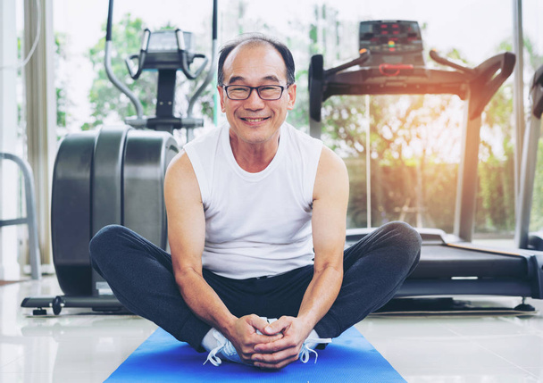 Senioren machen Body Stretching im Fitnesscenter. Gesunder Lebensstil. - Foto, Bild
