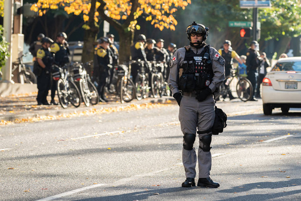 Portland, oder / usa - 17. November 2018: Sanitäter einer schnellen Eingreiftruppe der Polizei stehen mitten auf der Straße während einer Demonstration in der Innenstadt. - Foto, Bild