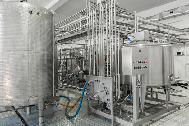 Elektronische Steuerung und Tank in einer Milchfabrik. Ausrüstung im Milchwerk - Foto, Bild