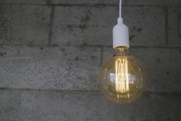 Винтажные лампы накаливания типа Эдисон на серой стене, фото со склада - Фото, изображение