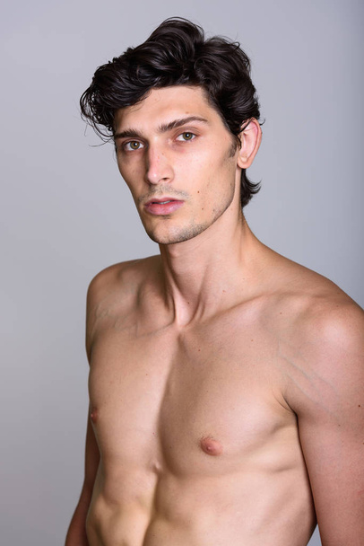 Studio colpo di giovane bello brasiliano uomo a torso nudo
 - Foto, immagini