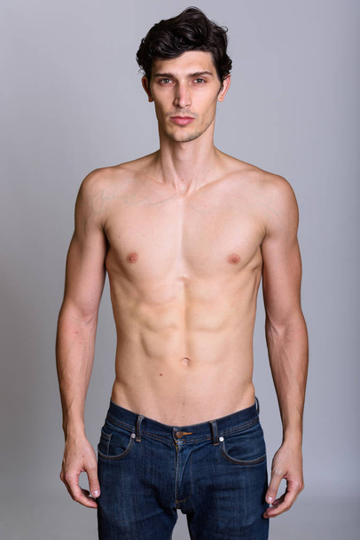 Młody przystojny mężczyzna brazylijski stałego shirtless strzał studio - Zdjęcie, obraz