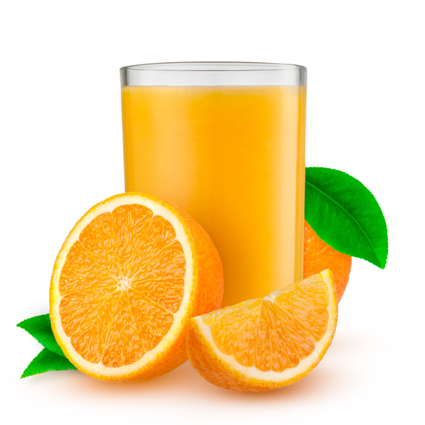 Eristetty juoma. Lasi appelsiinimehua ja viipaleita appelsiinihedelmiä eristetty valkoisella pohjalla - Valokuva, kuva