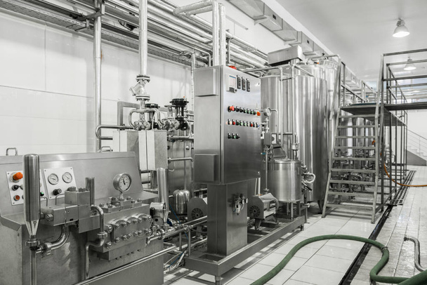 загальний вигляд інтер'єру молочної фабрики. обладнання на молочному заводі
 - Фото, зображення