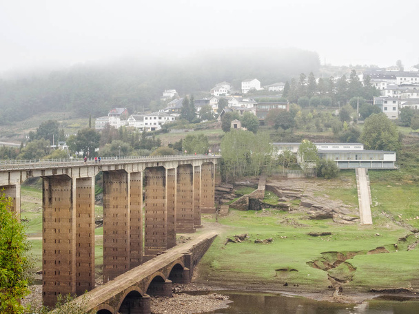 Camino hacılar yeni köprünün Minho Nehri üzerinde yürümek bir sisli sonbahar sabah - Portomarin, Galiçya, İspanya - Fotoğraf, Görsel