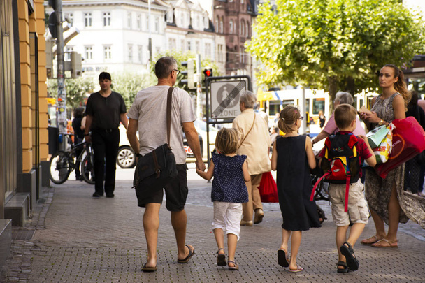 Duitse kinderen jongen en meisje met ouder reizen bezoek en lopen op heidelberger Oud stadsvierkant markt of marktplatz op 25 augustus 2017 in Heidelberg, Duitsland - Foto, afbeelding