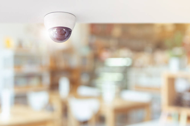 店内の様子、レストラン、監視および監視の概念の保護顧客を監視するための天井に設置された監視カメラ Cctv システムのセキュリティ.  - 写真・画像