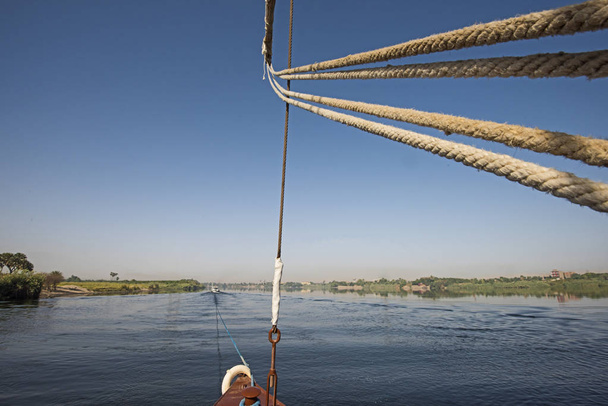 Вигляд на великих широку ріку Ніл в Єгипті, на березі річки через сільська місцевість краєвид з бантом розкоші круїз човен - Фото, зображення