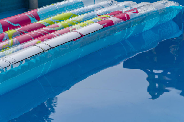 aurinkoinen uima-allas maisemia Ilmastointi vuode ja peilaus veden pinta - Valokuva, kuva