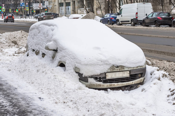 Során a hóvihar, télen hóval autó - Fotó, kép