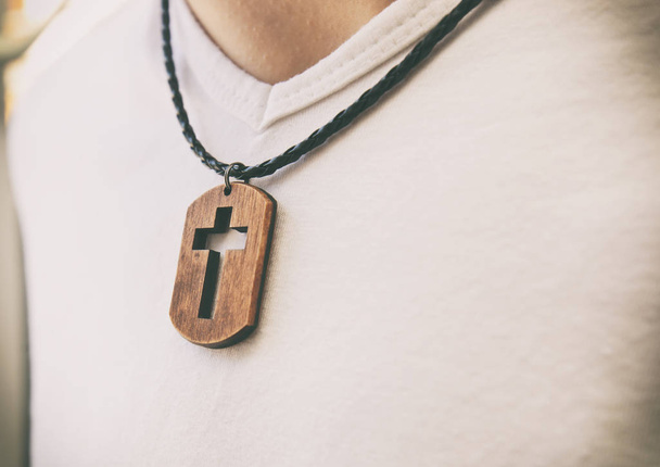 The wooden cross necklace on man's neck - Foto, Imagem