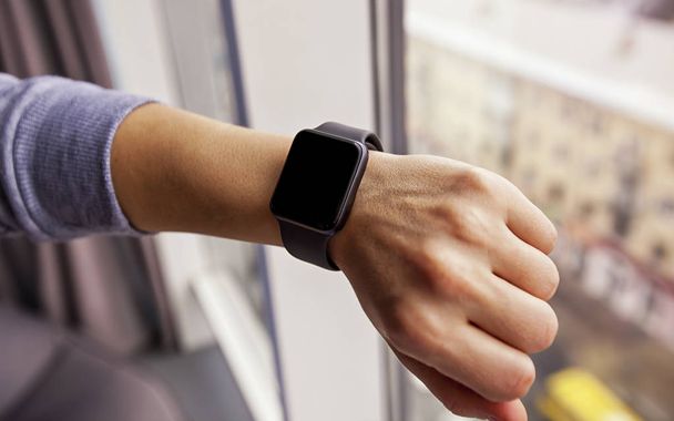 The modern smart watch on the woman's hand - Foto, imagen