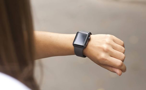 Smart watch on the woman's hand - Foto, afbeelding