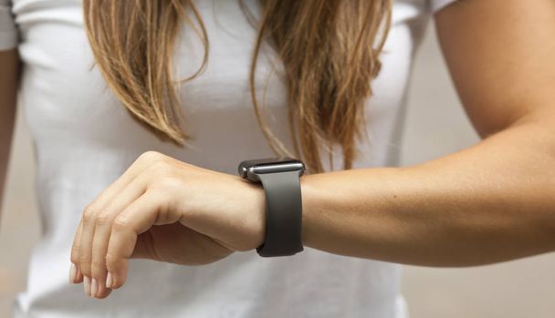 Smart watch on the woman's hand - Foto, Imagem