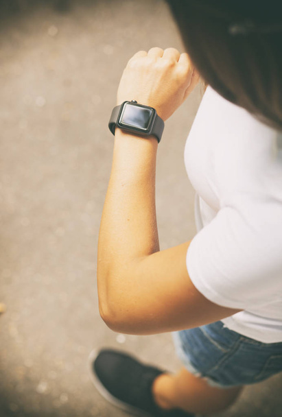 Smart watch on the woman's hand - Foto, Imagem