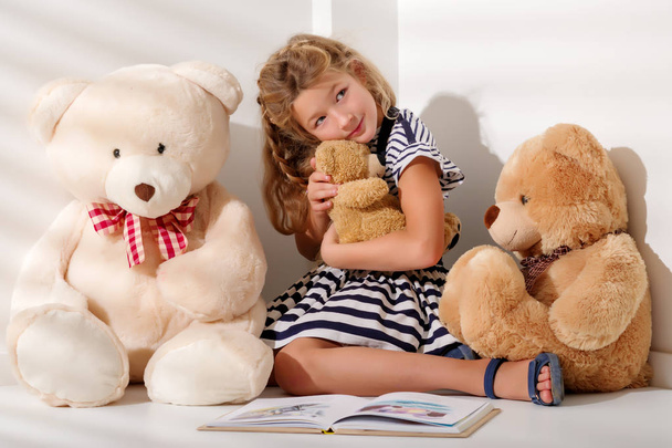 Little girl with teddy bear - Foto, Imagen