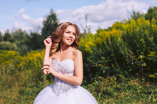 Young bride in white dress in nature - Foto, immagini