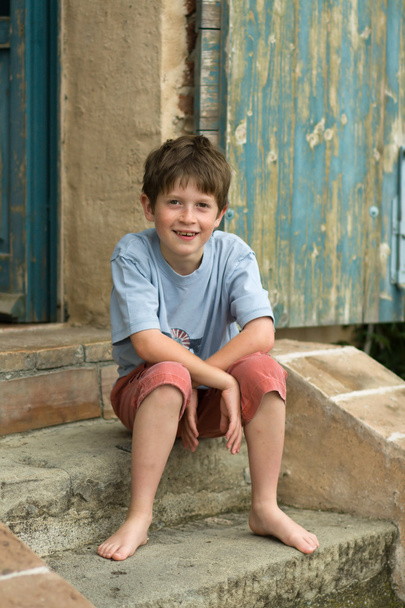 basamaklarında oturan çocuk gülümseyen - Fotoğraf, Görsel