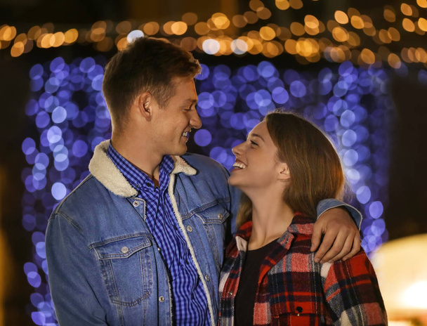 Amar pareja joven en una cita romántica en la noche
 - Foto, imagen
