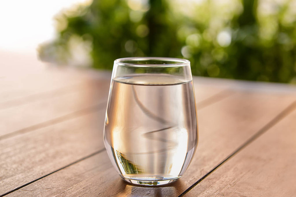 склянка прісної води на дерев'яному столі
 - Фото, зображення