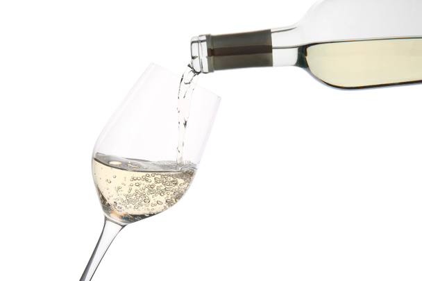Verser le vin de la bouteille dans un verre sur fond blanc
 - Photo, image