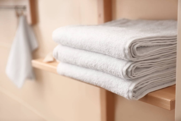 Montón de toallas blancas limpias en el estante, primer plano
 - Foto, Imagen