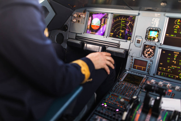 Pilot's hand accelerating on the throttle in  a commercial airliner airplane flight cockpit during takeoff - Foto, afbeelding