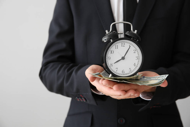 Бізнесмен з годинником і грошима на світлому фоні, крупним планом
 - Фото, зображення