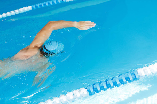 Freestyle swimmer in swimming pool - Фото, зображення
