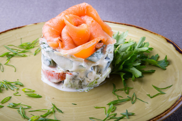 Ensalada de salmón ahumado servido con verduras en un plato rústico
 - Foto, imagen