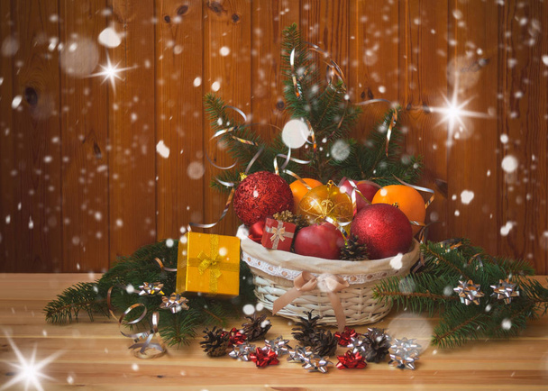 Fonott kosár gyümölcs és karácsonyi játékok. Nézd meg másol hely. - Fotó, kép