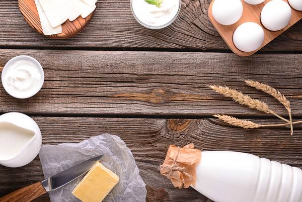 Çerçeve ile lezzetli süt ürünleri ve yumurta ahşap masa üzerinde yapılan - Fotoğraf, Görsel