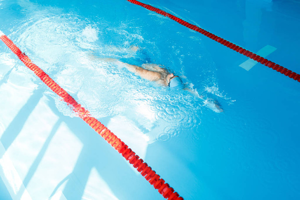 Imagen en la parte superior del hombre nadando en la piscina
 - Foto, Imagen