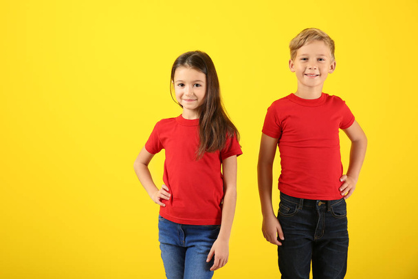 niedliche Kinder in T-Shirts auf farbigem Hintergrund - Foto, Bild