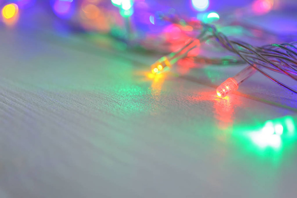 Zářící vánoční osvětlení na stole, closeup - Fotografie, Obrázek