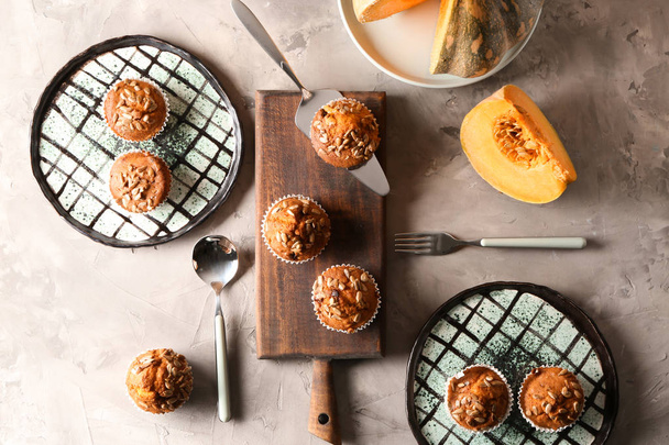 Deliciosos muffins de abóbora com sementes de girassol na mesa
 - Foto, Imagem