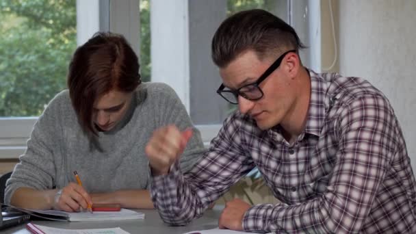 Okurken erkek öğrenci gözlüklerini alarak seyir yorgun - Video, Çekim