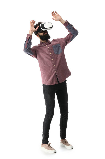 Чоловік в окулярах віртуальної реальності на білому тлі
 - Фото, зображення