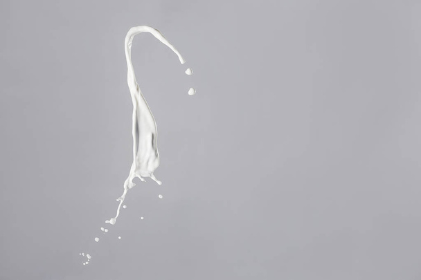 Splash de leite sobre fundo cinzento
 - Foto, Imagem