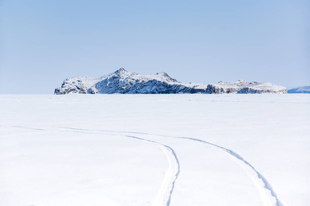 Вид на озеро Байкал в зимовий період, найглибші і найбільше прісноводне озеро за об'ємом в світі, розташована на півдні Сибіру, Росії - Фото, зображення