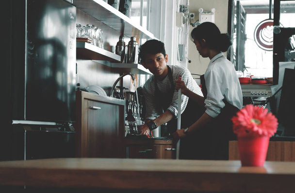 Dva zaměstnanci café mluvili v kuchyni - Fotografie, Obrázek