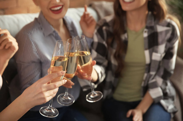 schöne junge Frauen, die zu Hause Champagner trinken - Foto, Bild