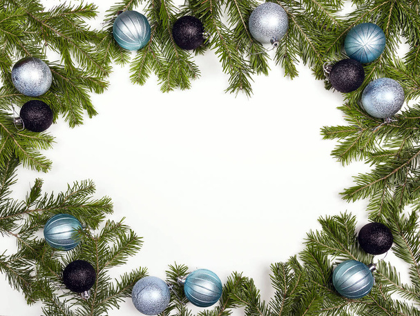 grüne Tannenzweige mit Kugeln und Kopierraum. weihnachtsgrün Rahmen isoliert auf weißem Hintergrund. - Foto, Bild