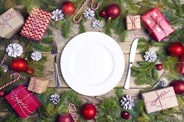 Festive table setting with cutlery and Christmas decorations on wooden table. Top view. Christmas tableware. - Foto, afbeelding